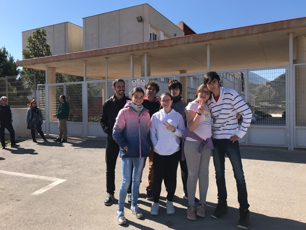 corresponsal IES Domingo Valdivieso junto a su panel