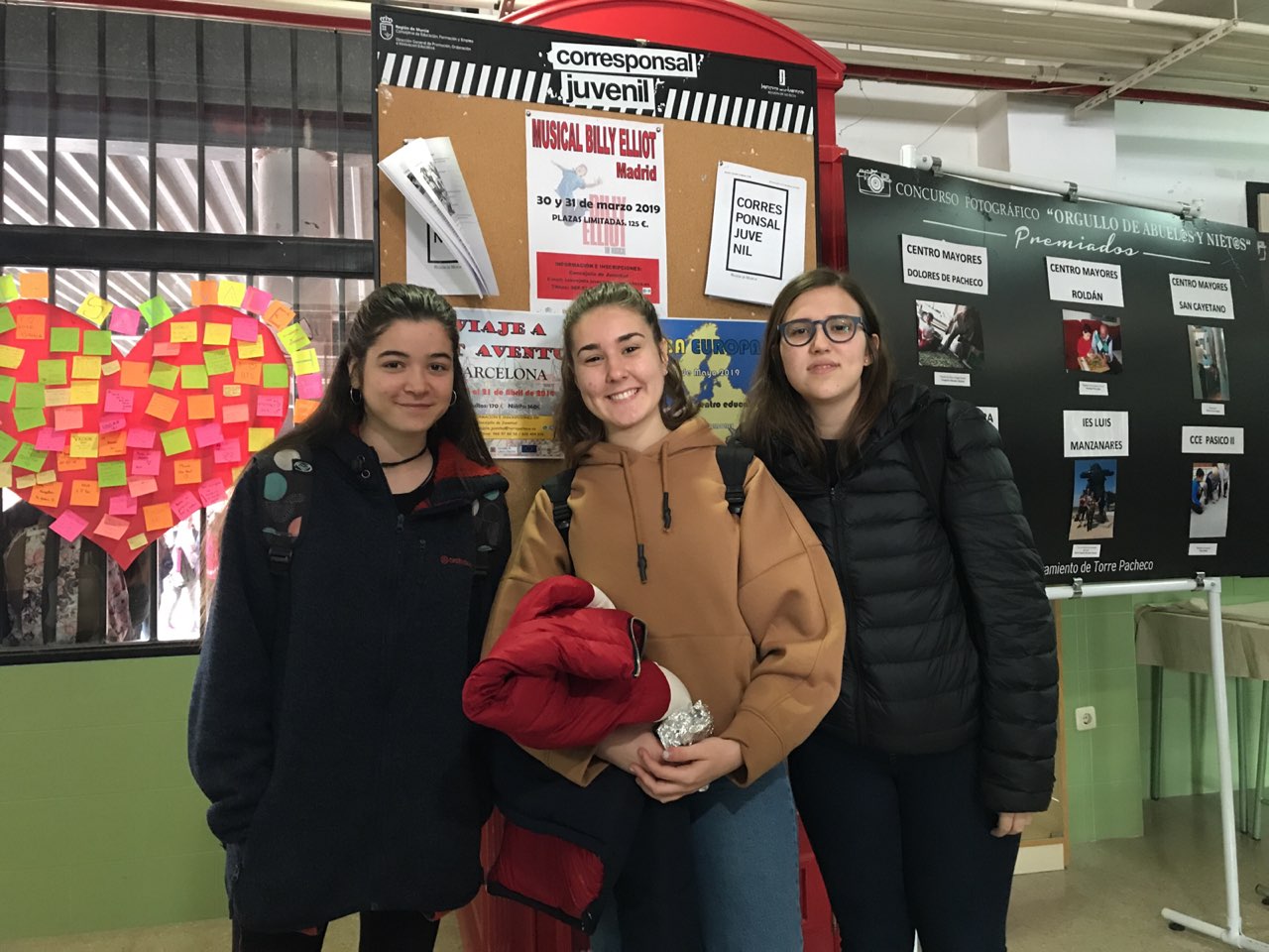 Nadia y Hajar, corresponsales del IES Sabina Mora de Torre Pacheco, junto a su panel