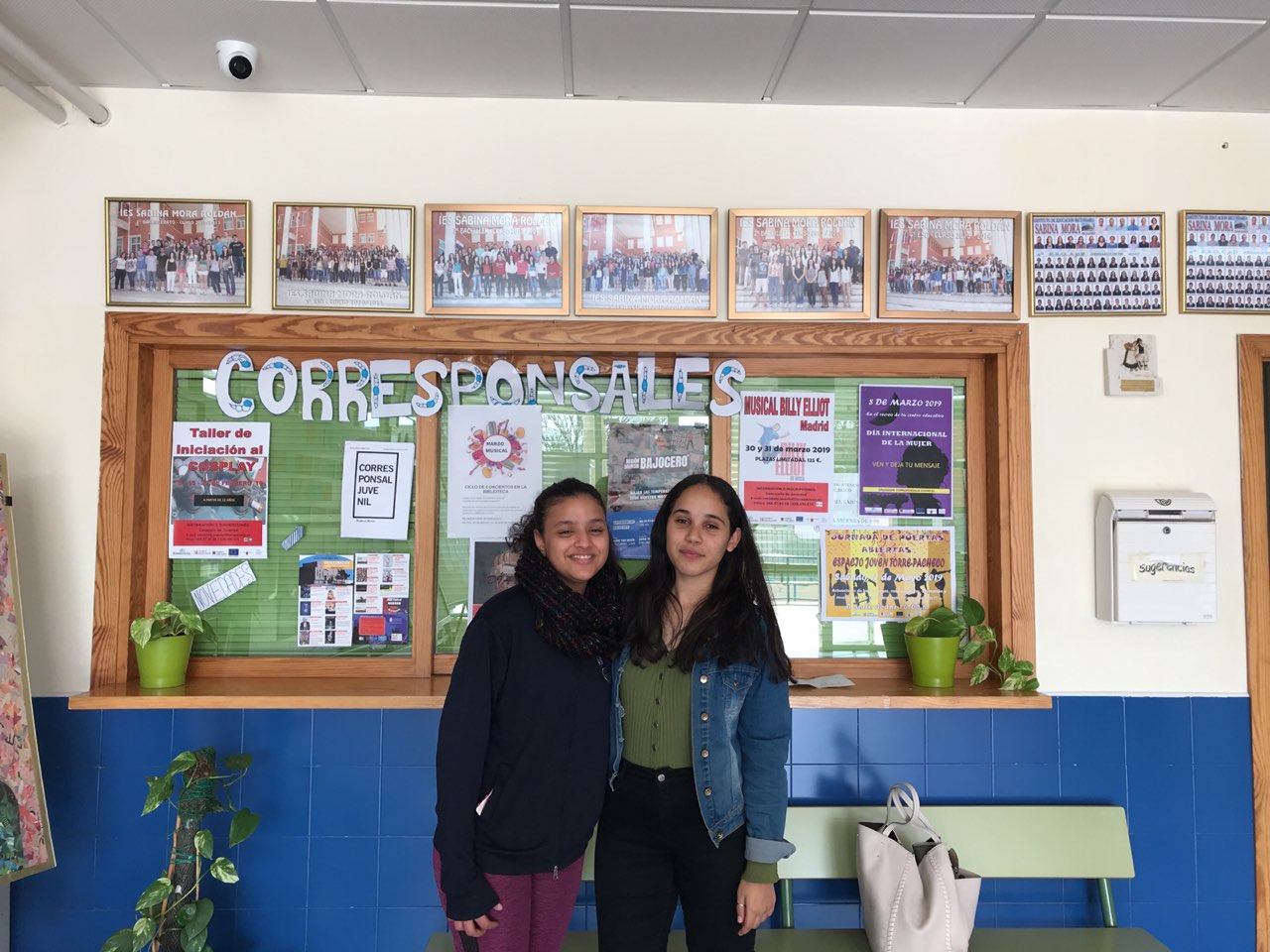Nadia y Hajar, corresponsales del IES Sabina Mora de Torre Pacheco, entrando a su sala